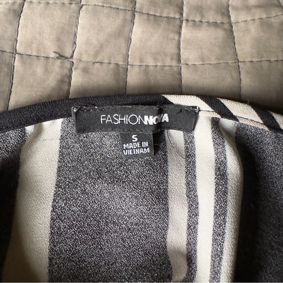 Black and white striped jumpsuit - Picture 6 of 6